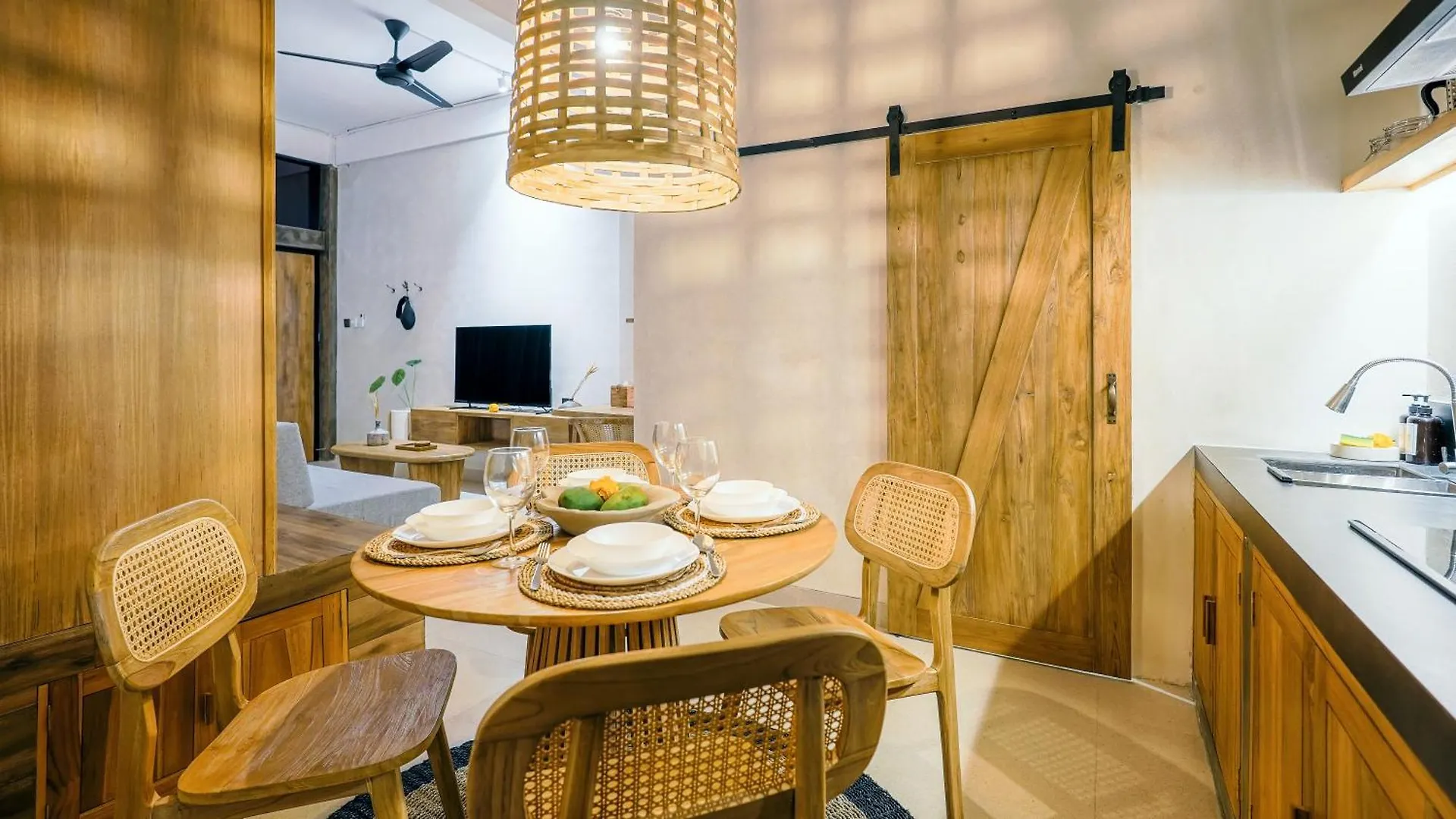 Pensión Alaya Homes B - Stylish Japandi Loft Suite In Seminyak Indonesia