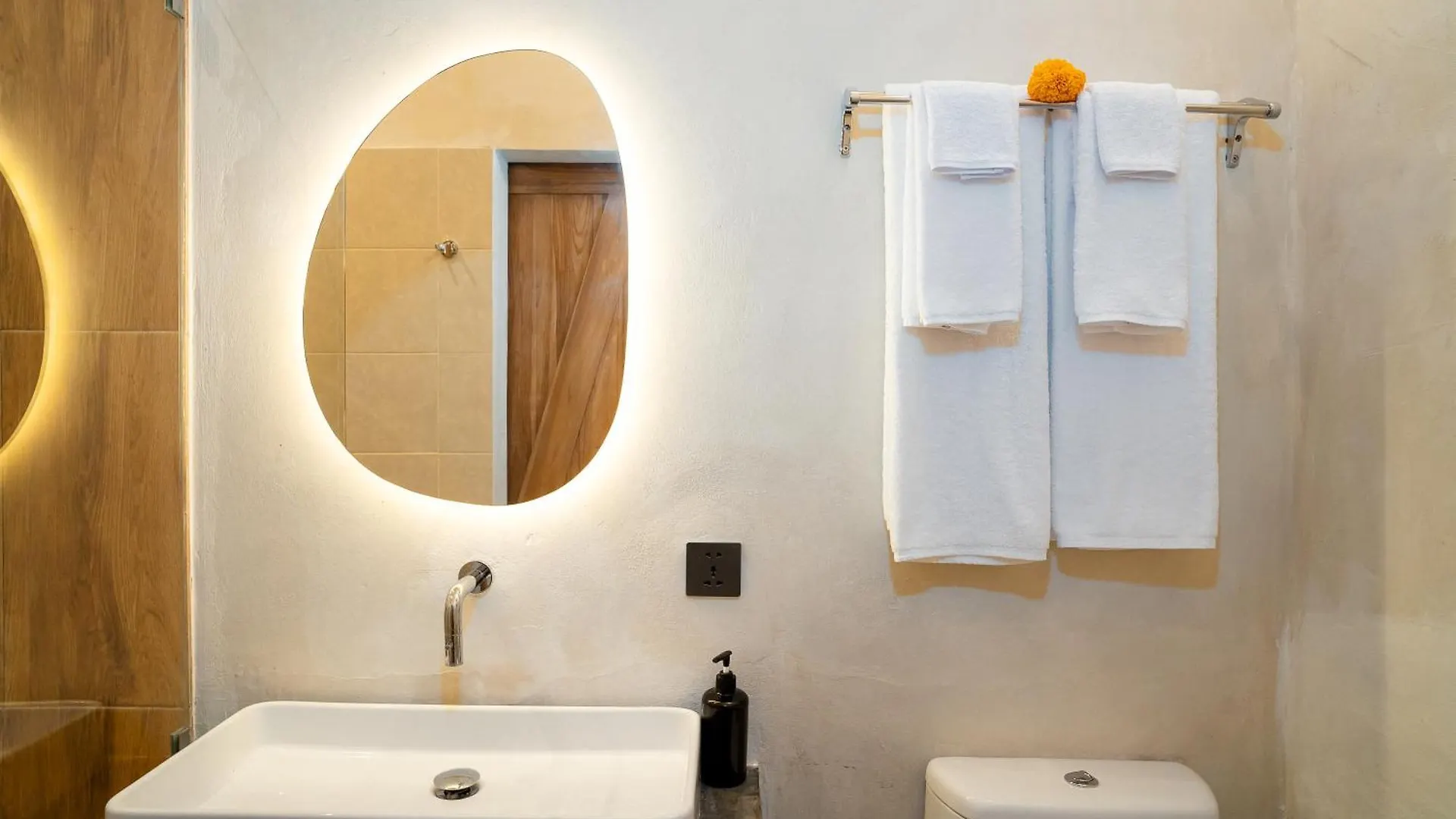 Alaya Homes B - Stylish Japandi Loft Suite In Seminyak Indonesia